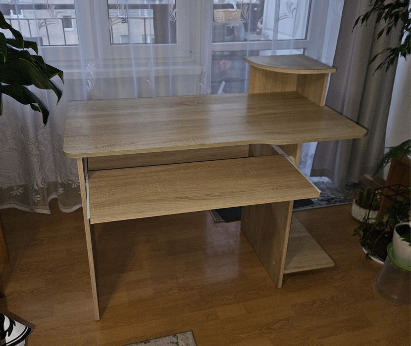 Biurko komputerowe – idealne do pracy i nauki