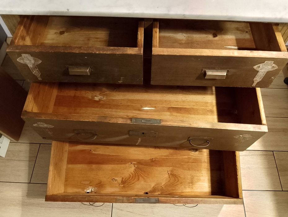 Komoda drewniana z marmurowym blatem