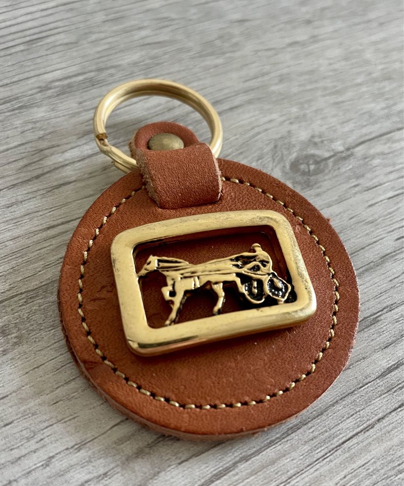 Porta-chaves antigo de couro castanho com relevo de cavalo