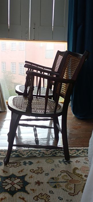 Dois cadeirões de madeira e palhinha