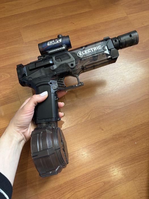 Електричний водяний пістолет