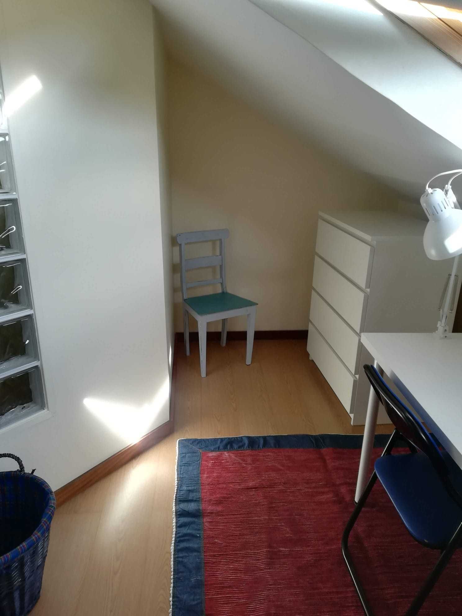 QUARTO a MENINA Estudante Universitária (Paranhos)