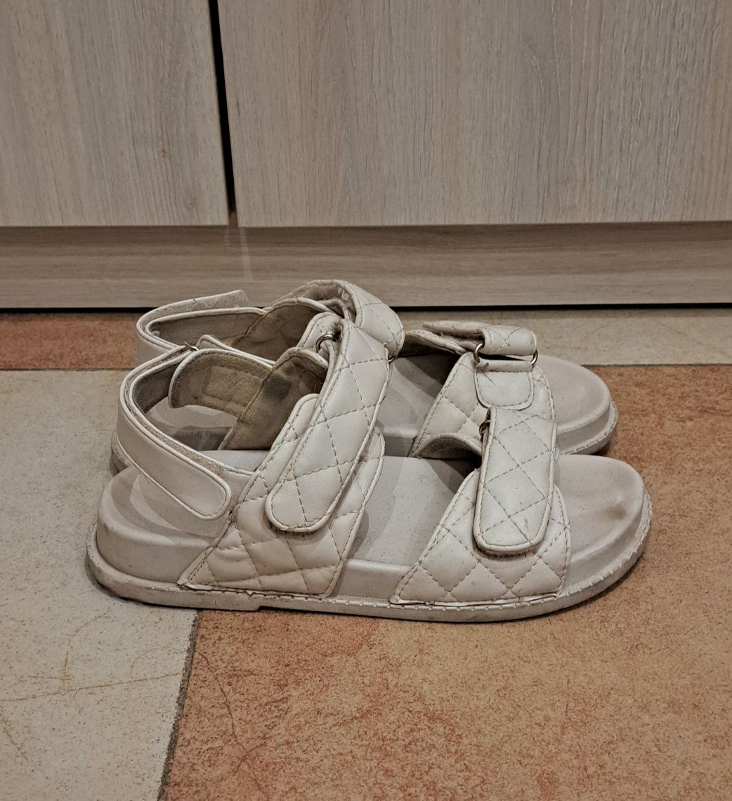 Босоніжки жіночі