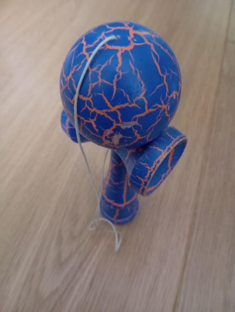 Kendama w niebiesko pomarańczowej kolorystyce