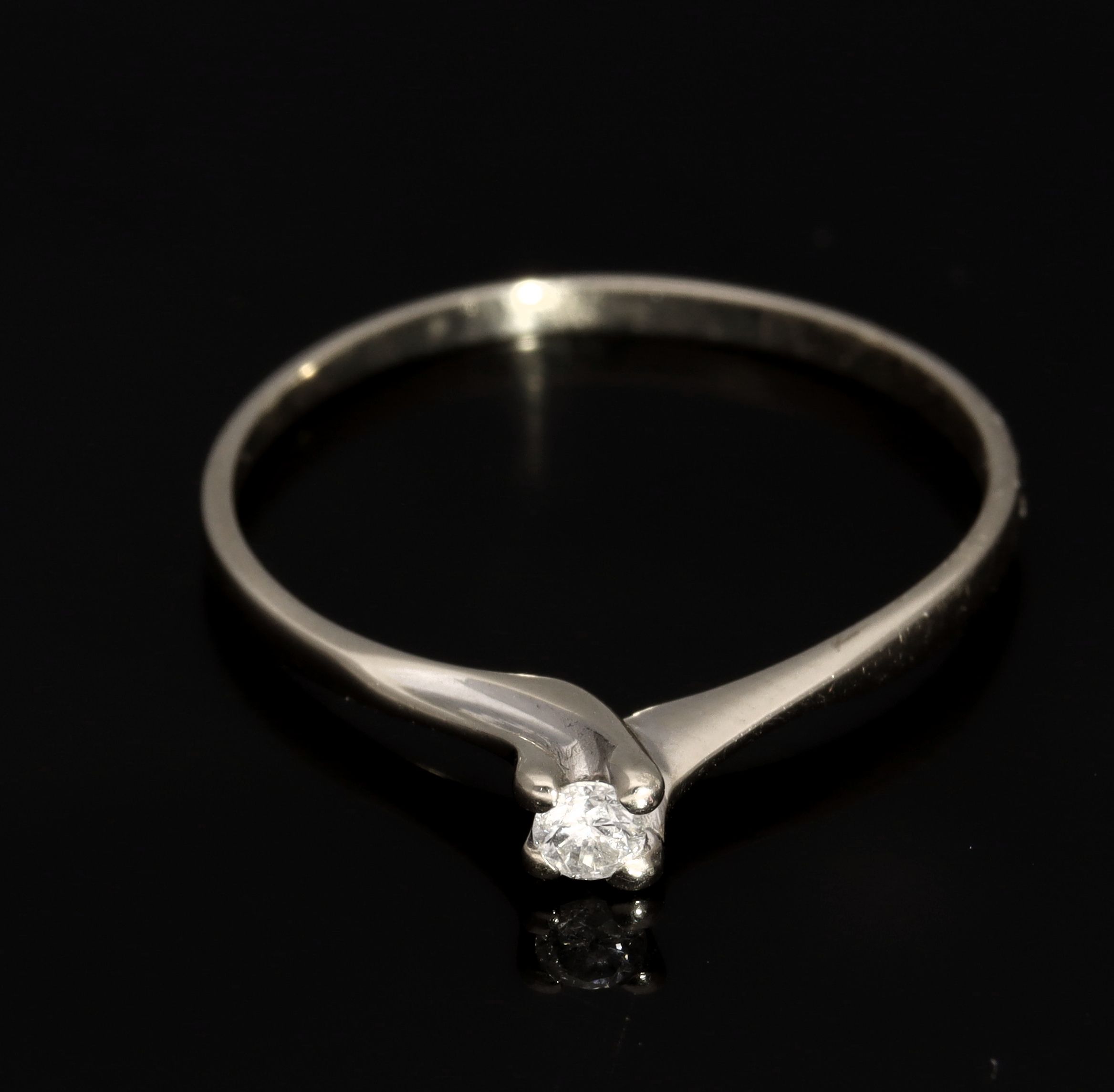 Złoty pierścionek z diamentem p.750