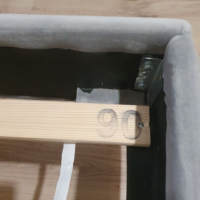 Sprzedam łóżko tapicerowane z materacem