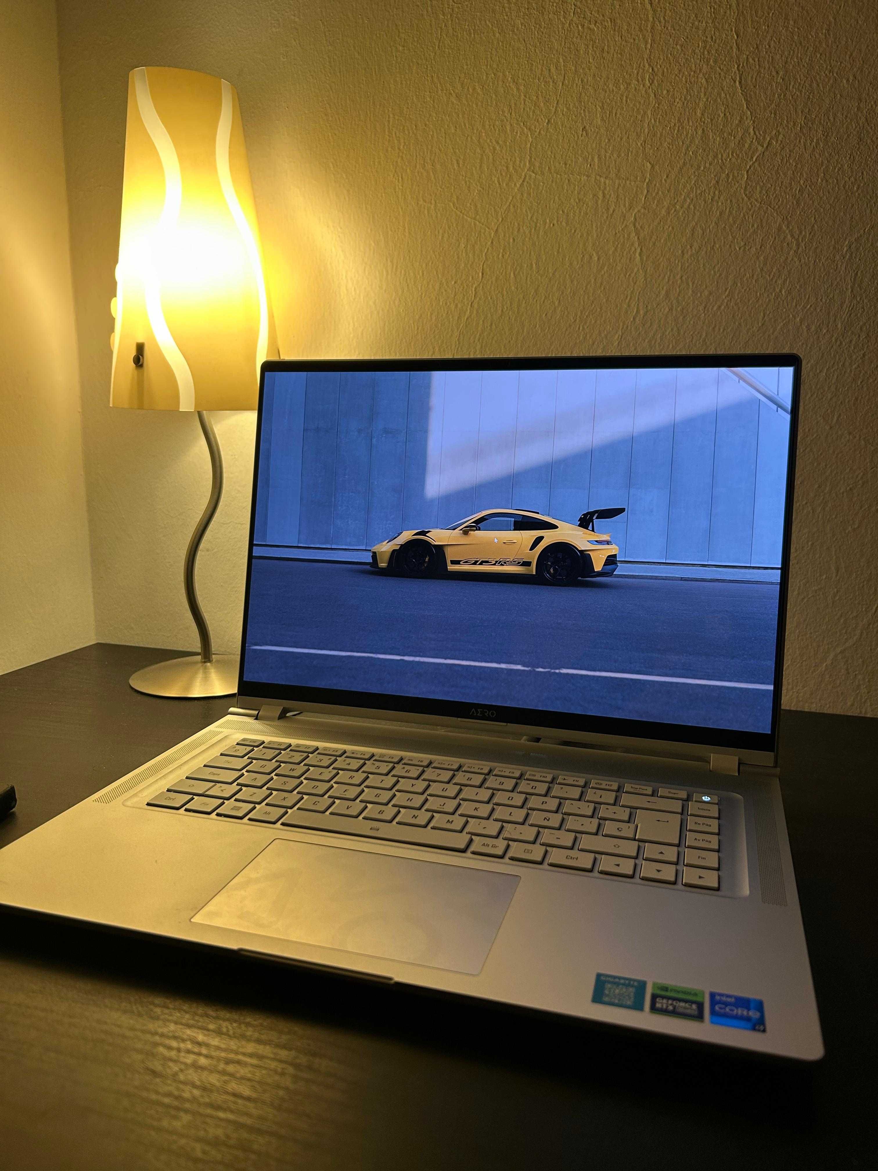 Laptop Gigabyte Aero 16 OLED