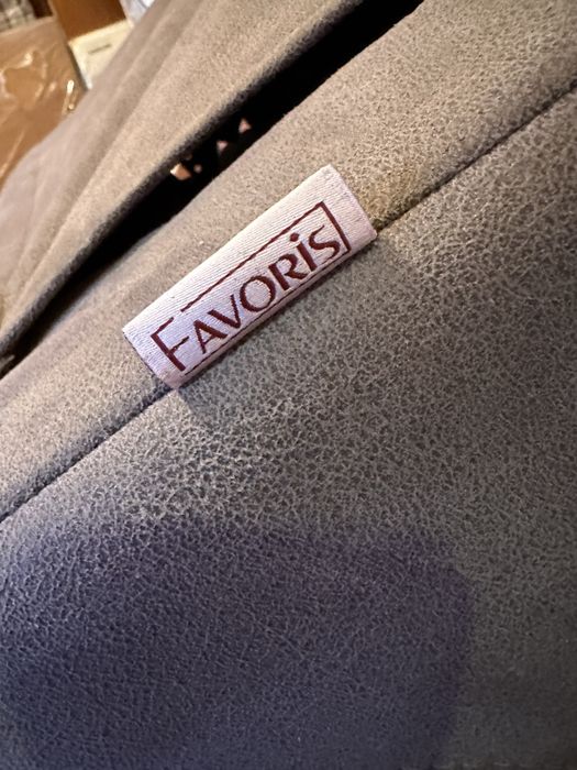 Двомісний диван з реклайнером.