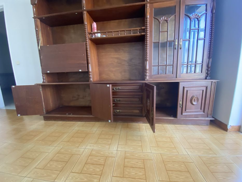 Móvel de sala clássico em madeira maciça com vitrine
