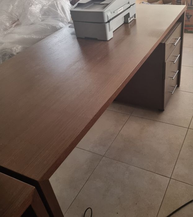 Secretárias profissionais em madeira maciça (mogno)