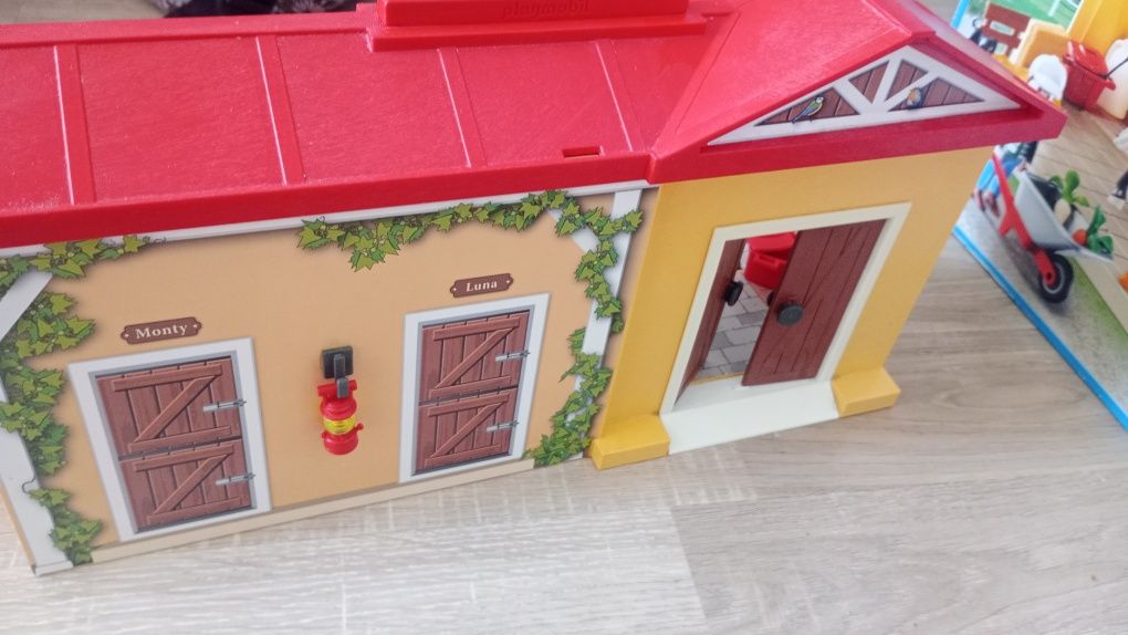 Zestaw Playmobil Country 5348 przenośna stajnia