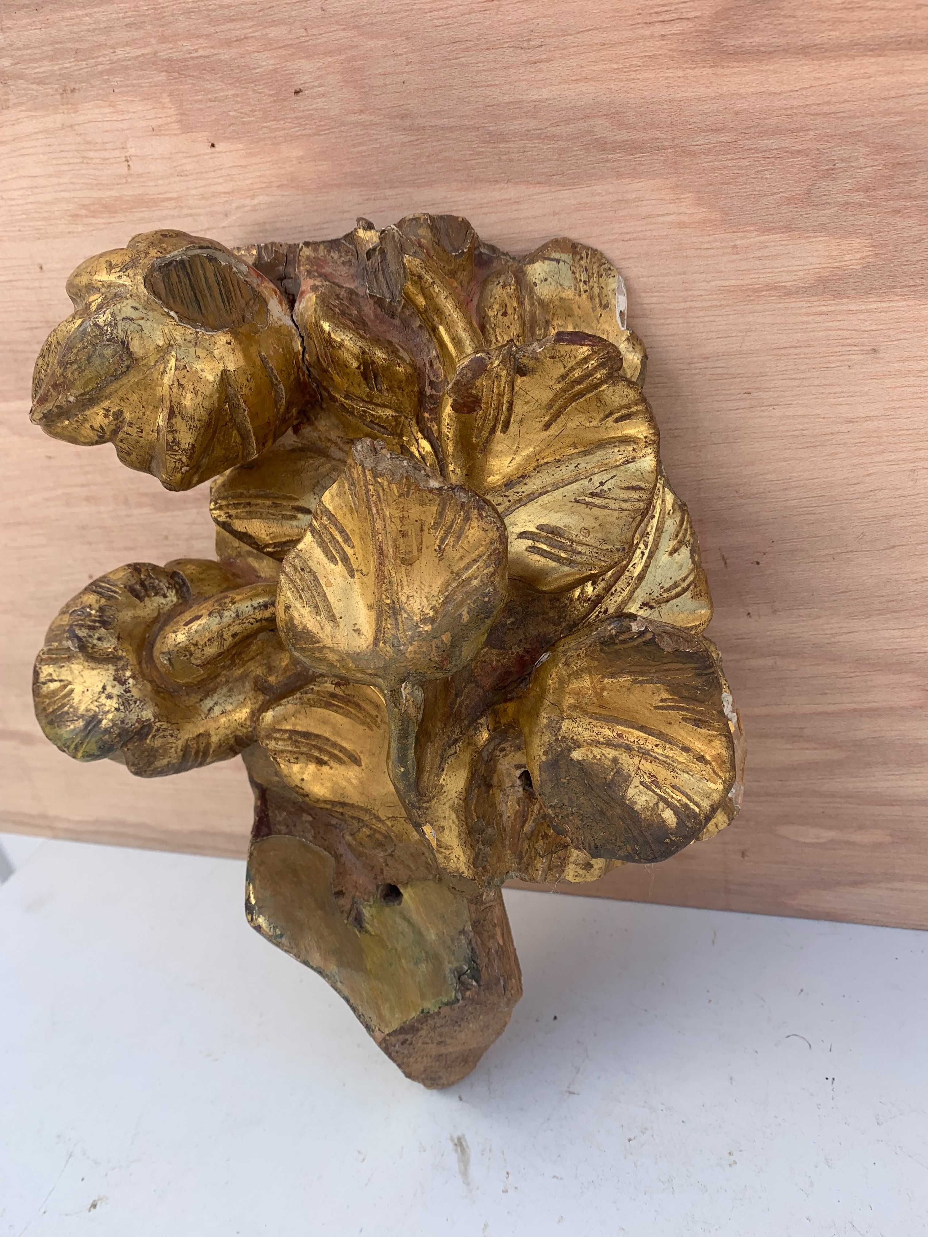 fragmento madeira talha dourada