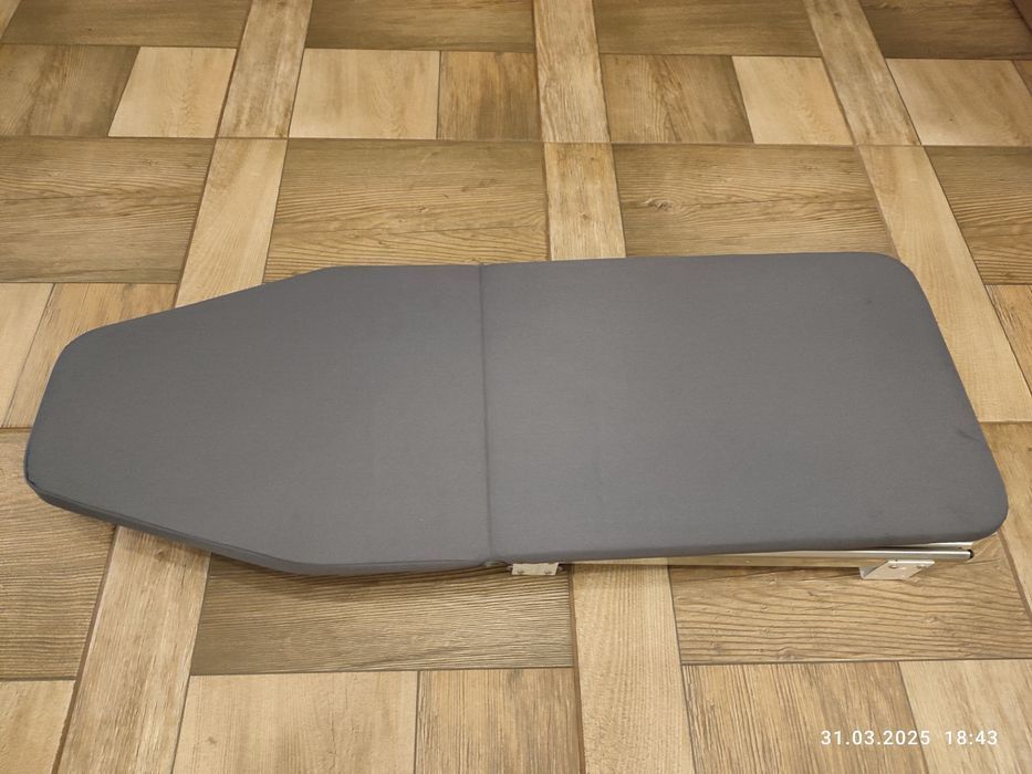 Nowa szara składana deska do prasowania wysuwana