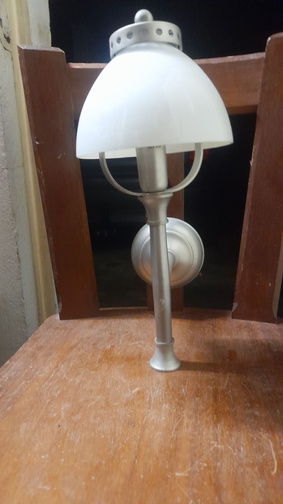 Aplique de luz para parede em metal e vidro