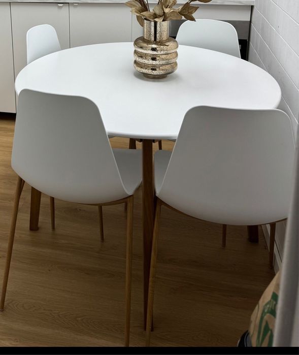 Mesa de jantar redonda branca