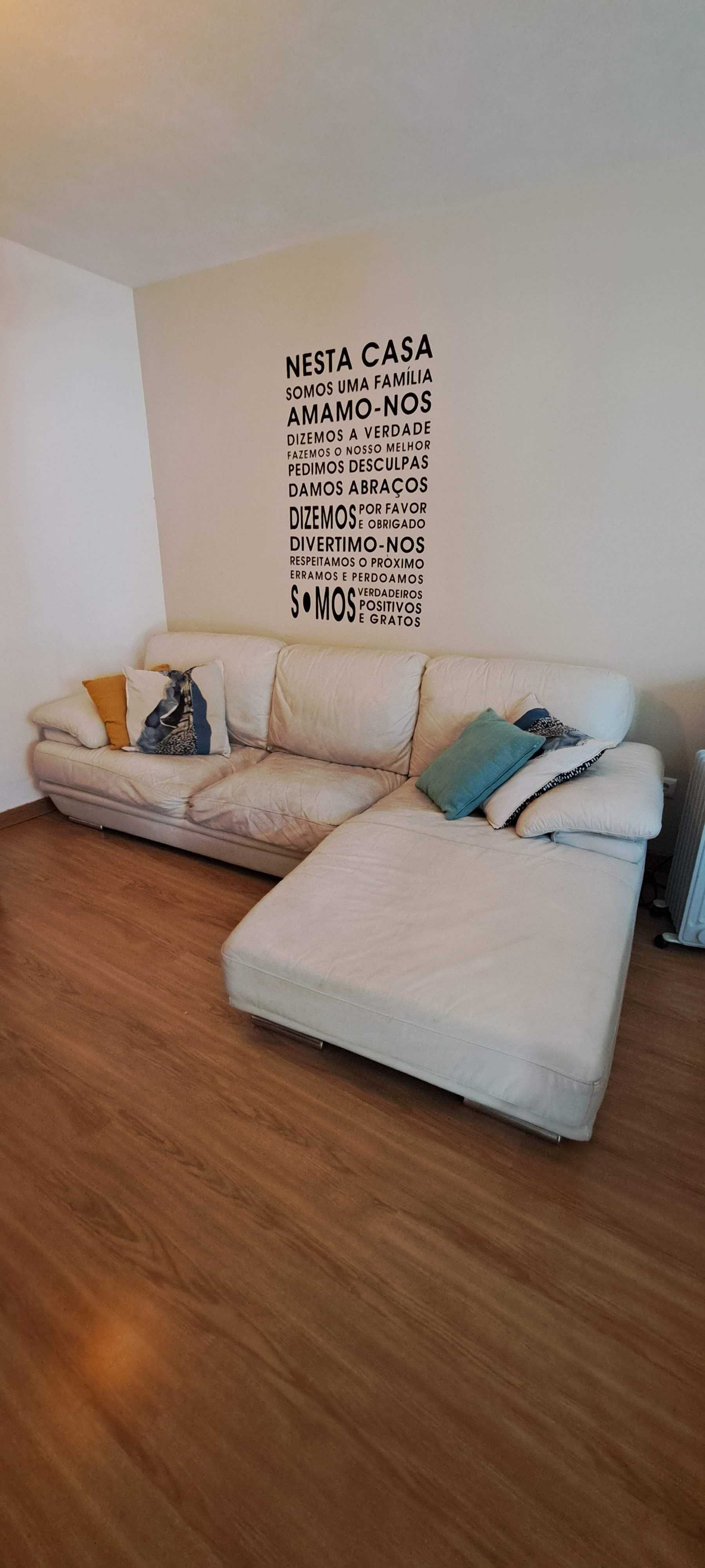Sofá 3 lugares chaise-longue branco pele