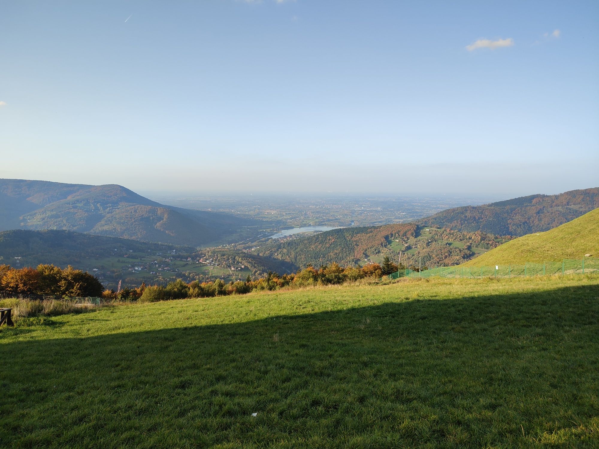 Domek nad jeziorem, w górach