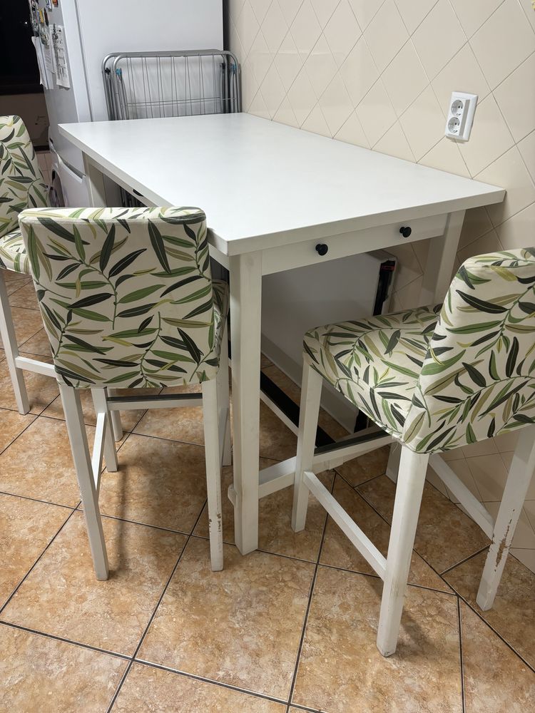 Vendo mesa com cadeiras