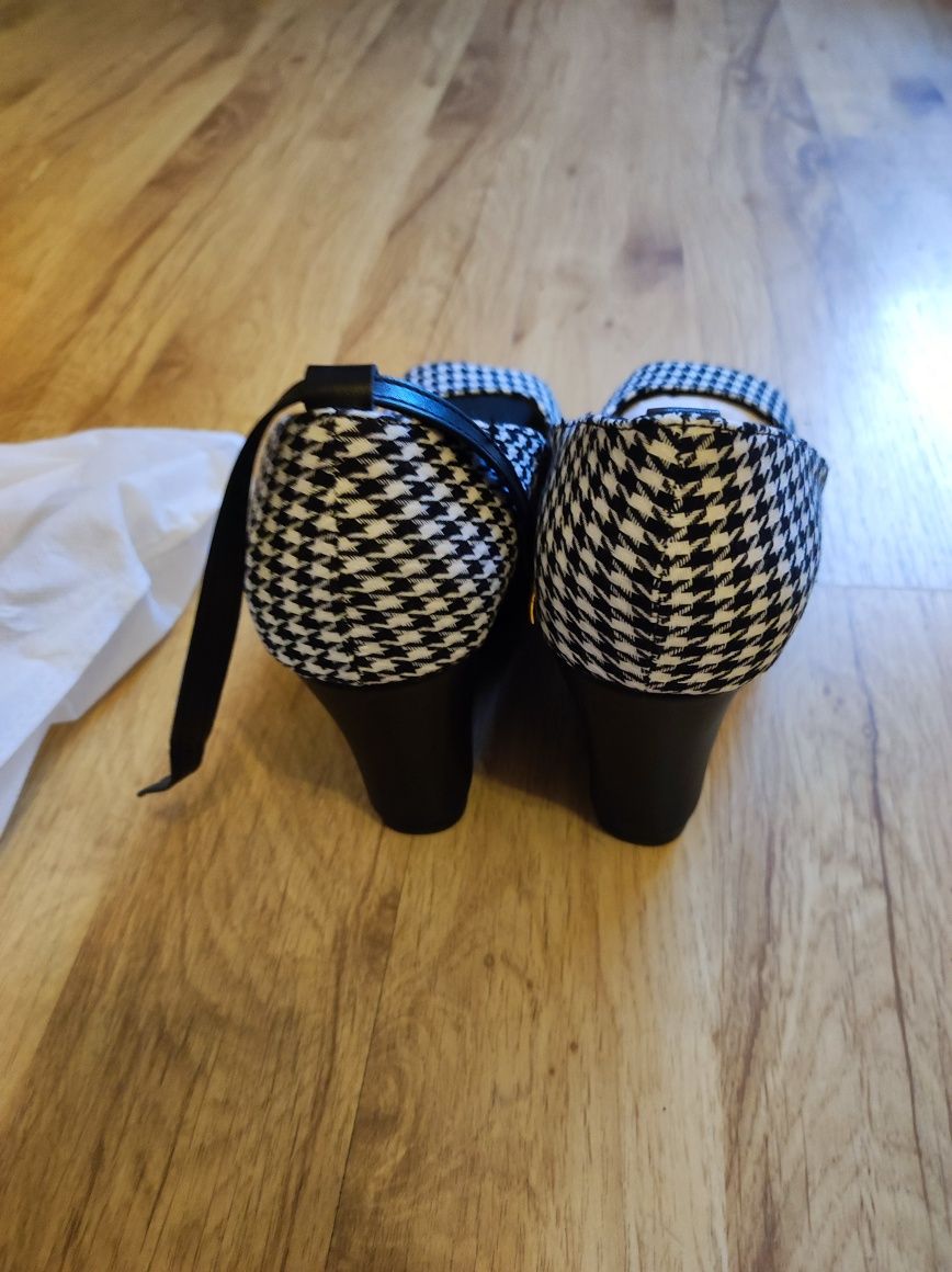 Buty na koturnie 38