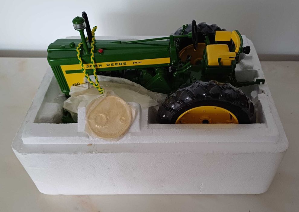 Miniatura The Model 720 Diesel Tractor John Deere Escala 1:16 RTL