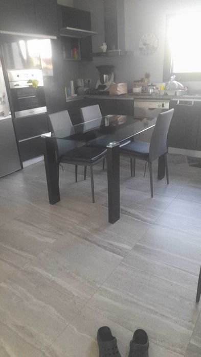 Vendo mesa e 4 cadeiras