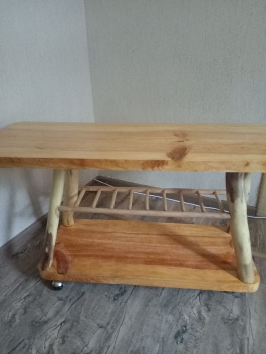 Столик з ніжками горіха які росли для цього, решта сосна, ліщина,