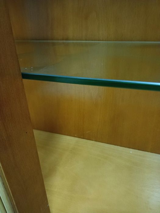 Móvel louceiro em madeira maciça, aplicação á parede, c) prateleiras e