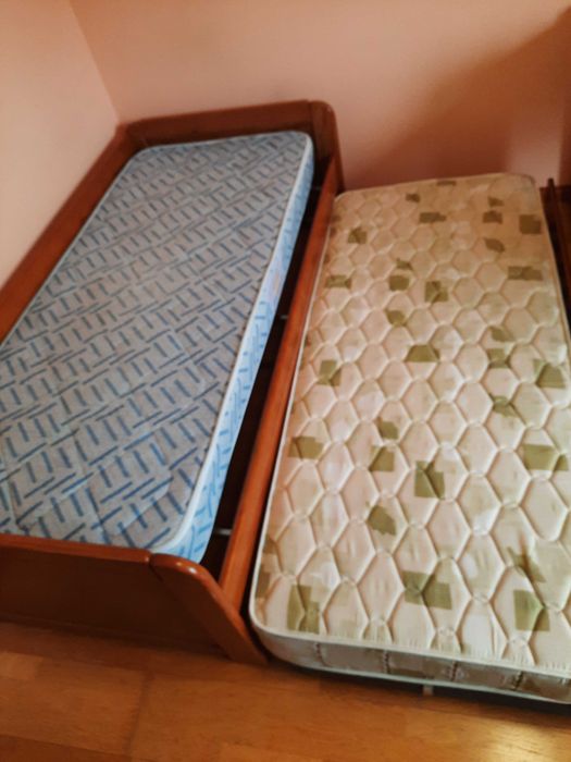 Duas camas individuais em muito bom estado