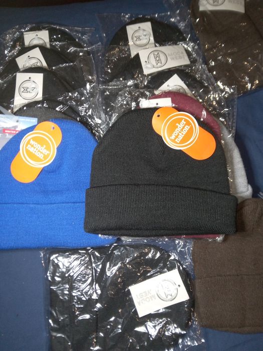 Шапки по 50 грн шт .