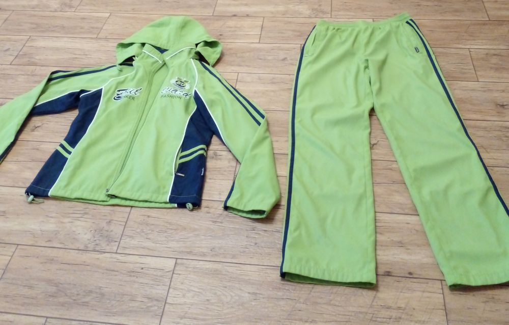 Спортивный женский костюм