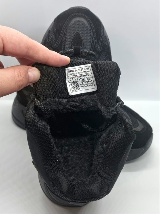 Жіночі кросівки Adidas Yeezy Boost 700 V2 (-21/хутро/waterproof/38-41)