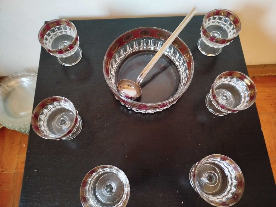 Conjunto de saladeiras com colher e seis taças pequenas