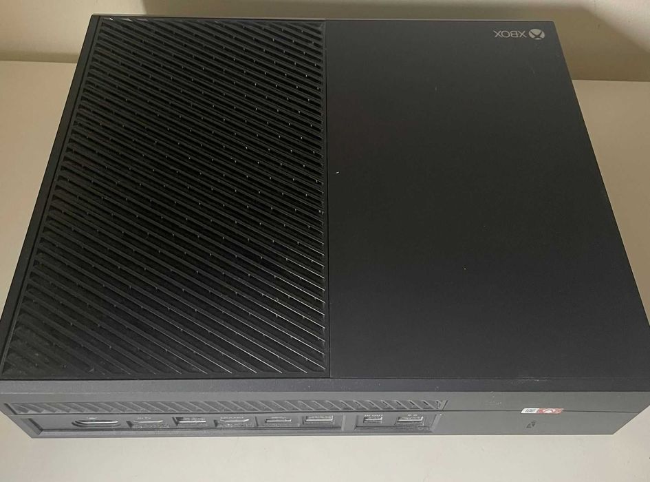 Xbox One Preta *EM BOM ESTADO*