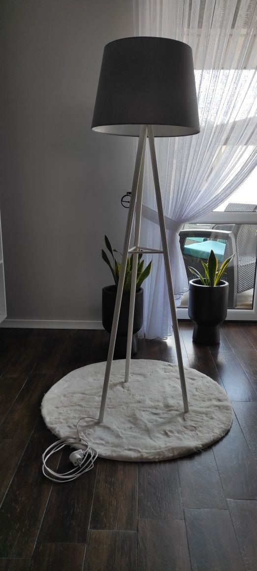 Lampa podłogowa - trójnóg