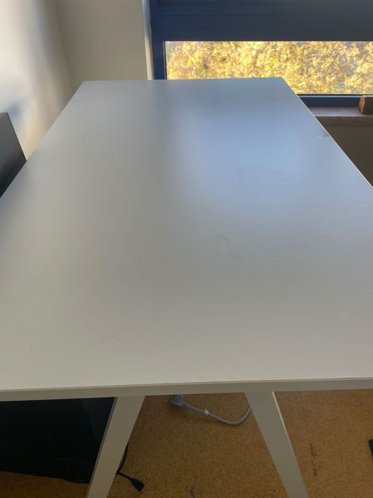 Secretaria e mesa de refeição