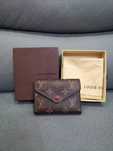 Portfel Louis Vuitton z nadrukiem w stylu vintage z czerwoną klamrą
