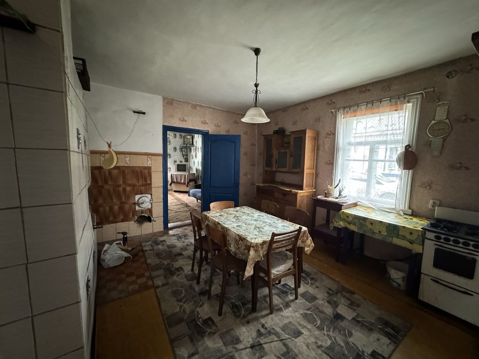 Продам будинок в центрі села Стави