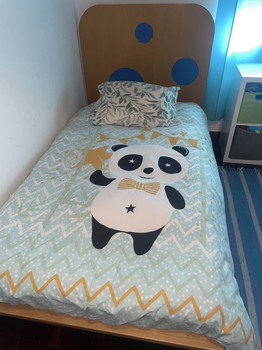 Cama se criança com pes em forma de bolas.