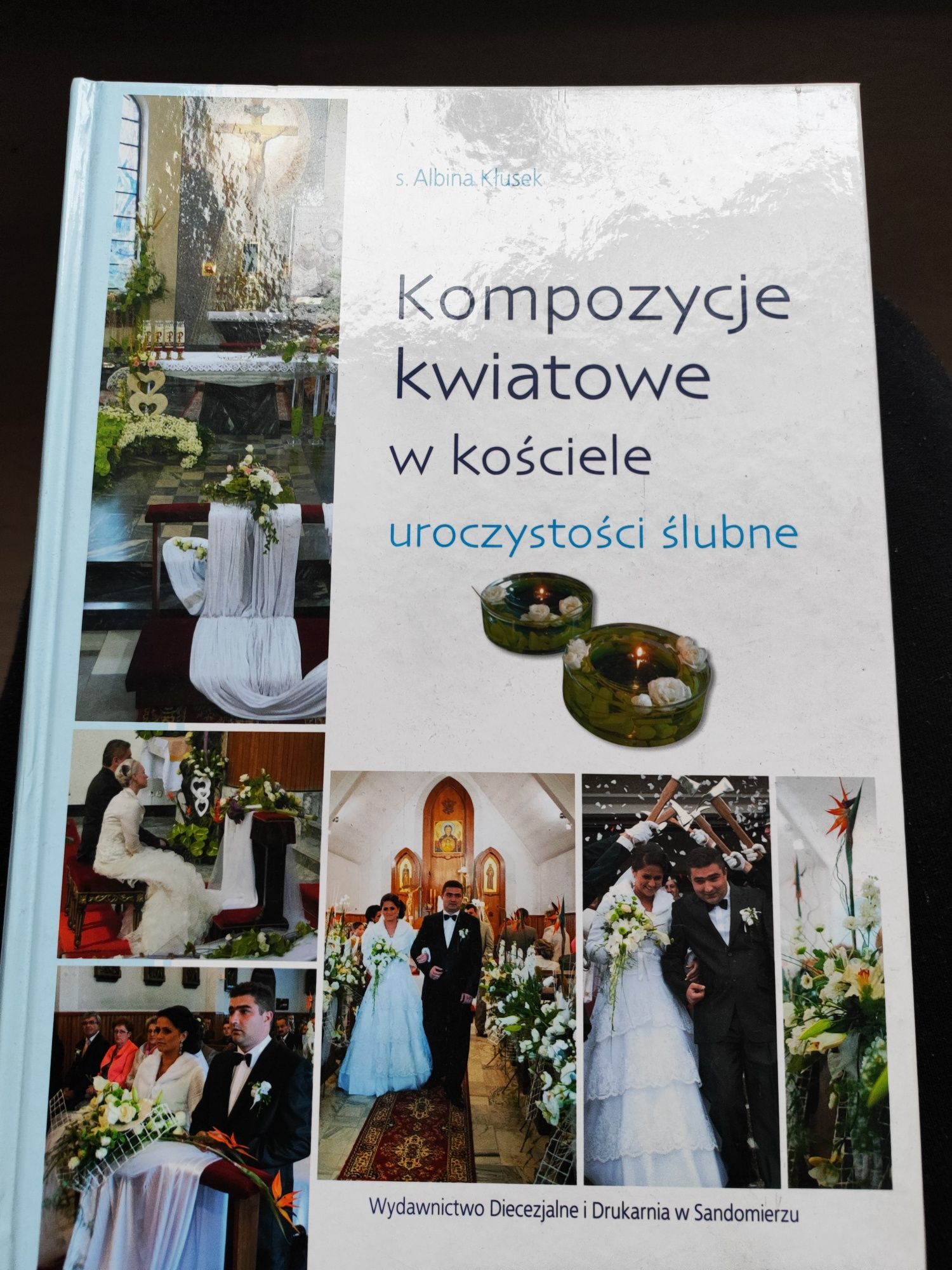 Kompozycje kwiatowe w kościele uroczystości ślubne florystyka książka