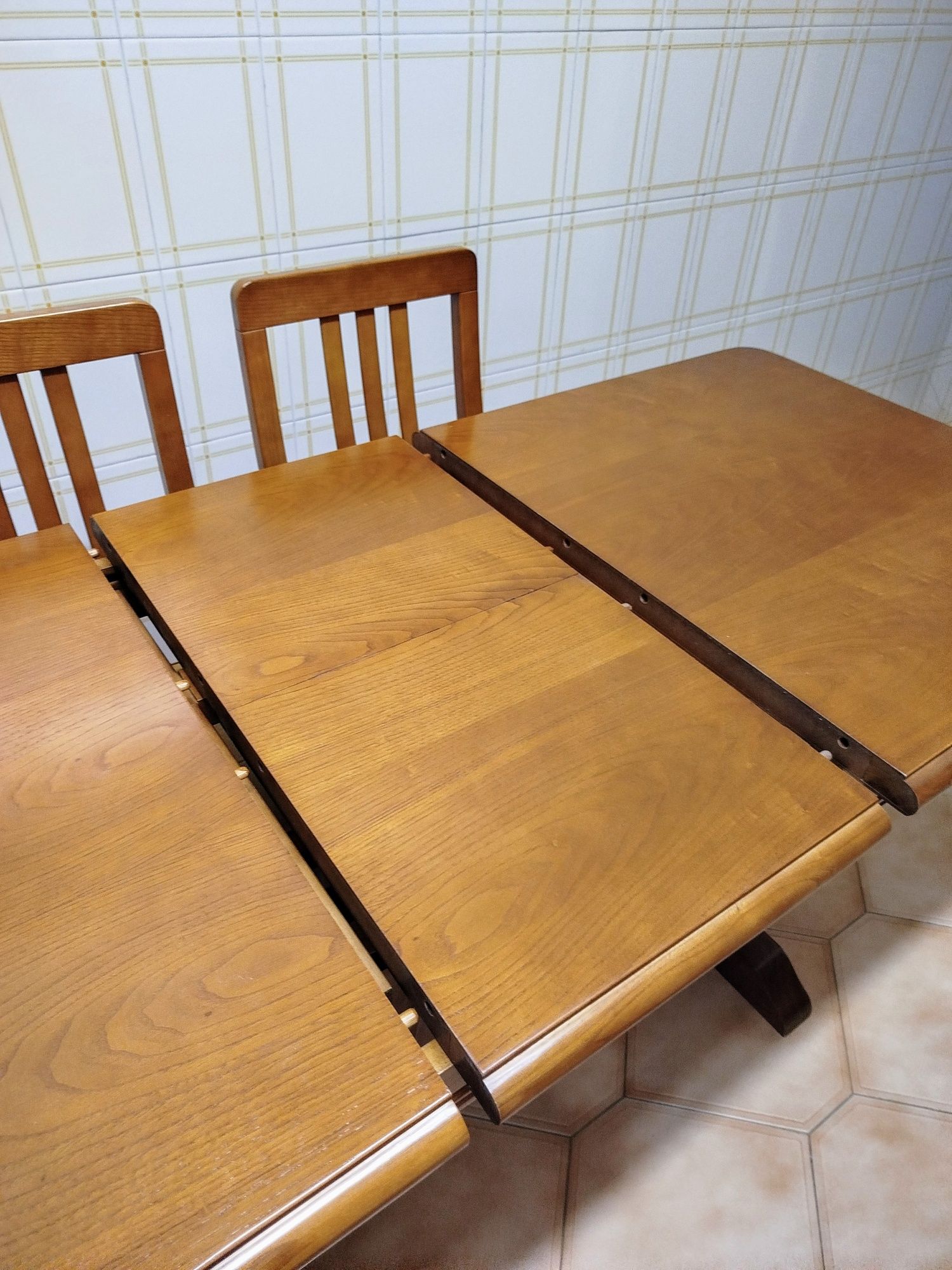 MESA DE REFEIÇÕES | Extensível em Madeira Maciça (c/ 6 cadeiras)