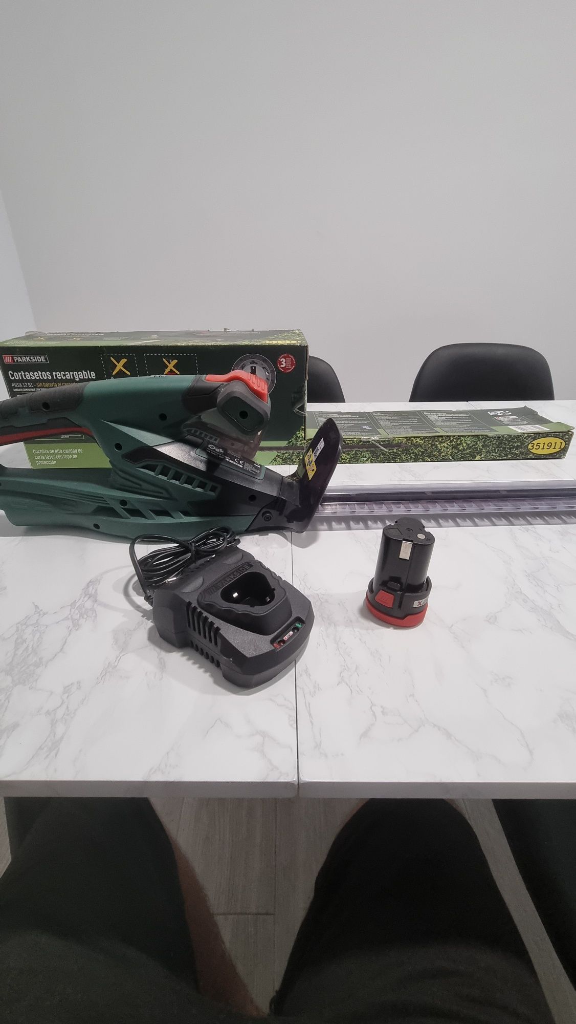 Apara sebes Parkside 12V + bateria e carregador