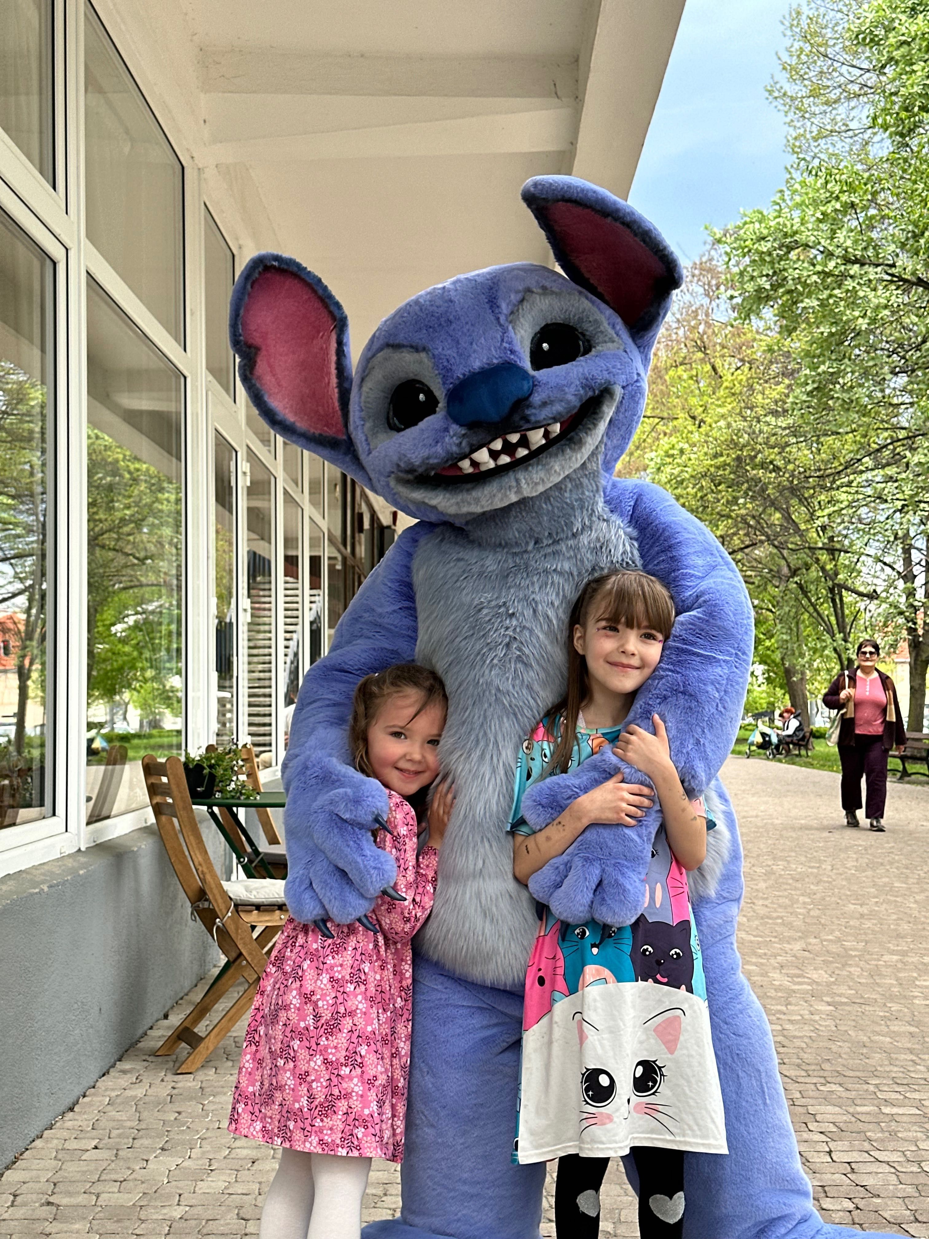 Duże maskotki: Skolim, biały miś, Stitch, króliczek, striptizerka