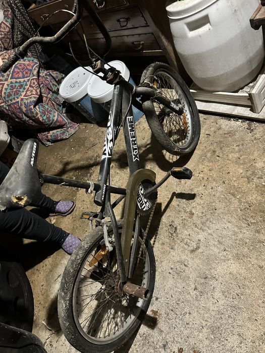 Bicicleta a precisar de restauração