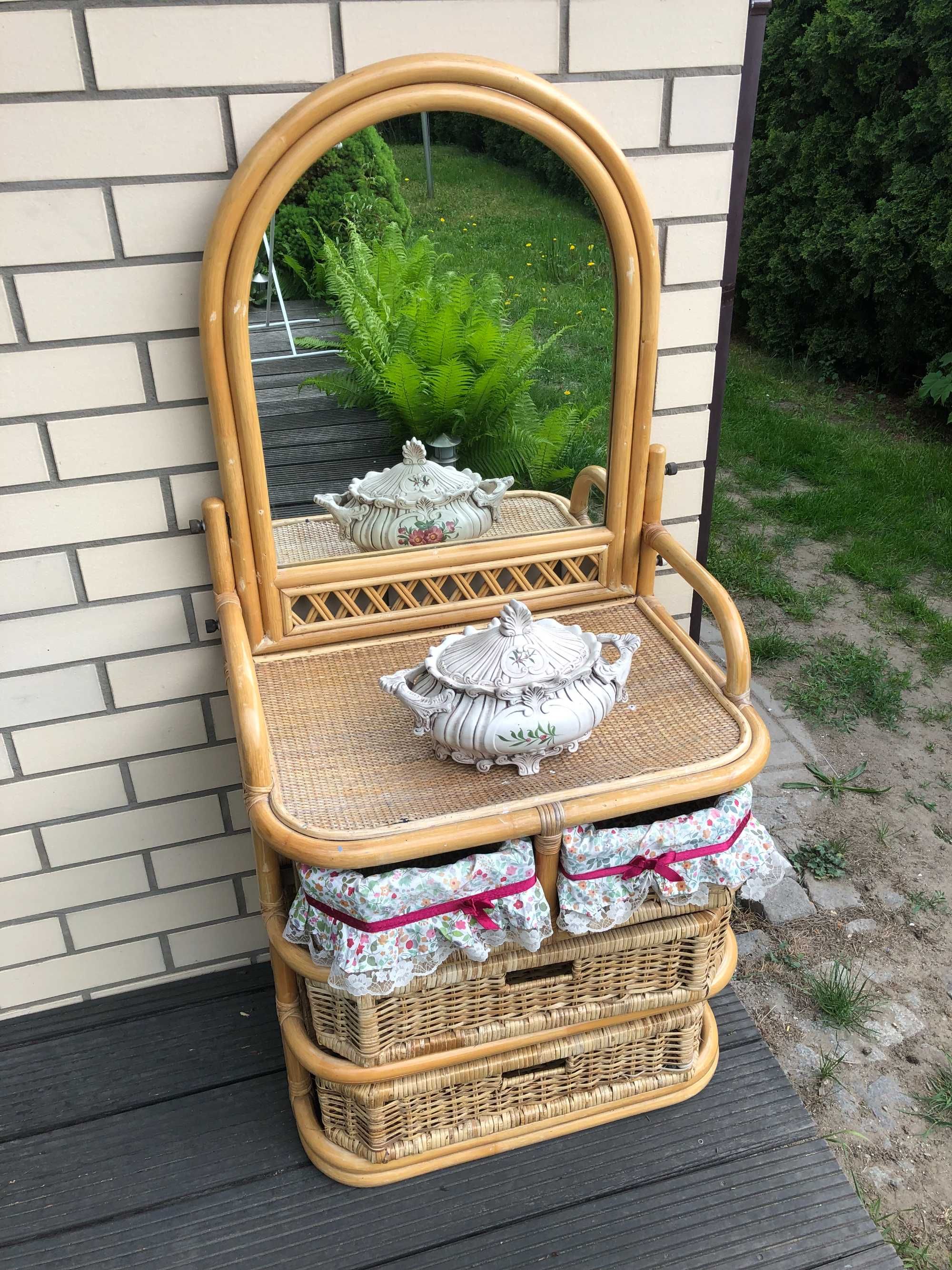 Toaletka wiklinowa, pokój dziewczynki, mebel wiklinowy
