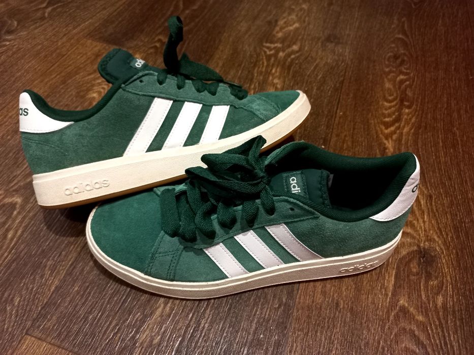 Новые кожаные кроссовки Adidas  42 размер