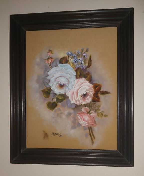 Lindos com pintura sobre veludo. Assinados. Molduras em madeira.