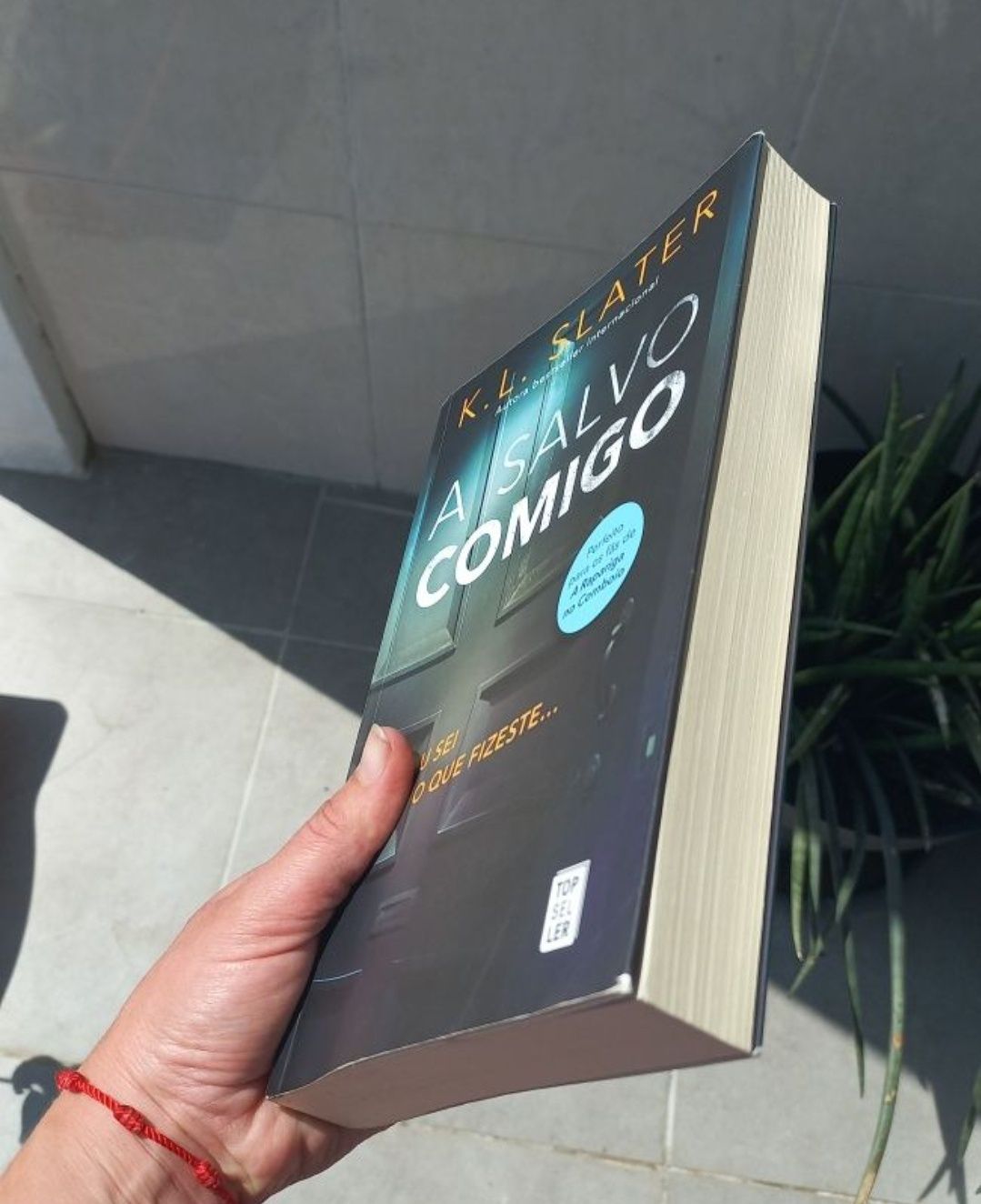 Livro "A salvo comigo" de K.L. Slater