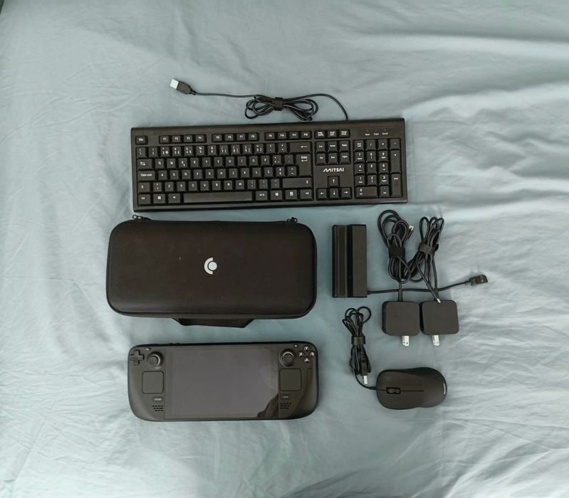 Steam deck com periféricos e accesorios.
