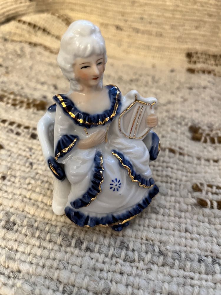 Figurka porcelaniwa dama