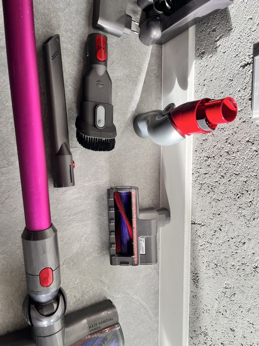 Odkurzacz pionowy Dyson V10 Cyclone Fuksja